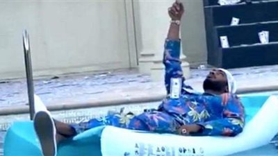 بعد حمام السباحة.. محمد رمضان يرمي دولارات لـ«كلبه» | فيديو