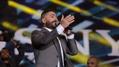 رغم برودة الجو.. تامر حسني يلهب حماس جمهوره بأشهر أغانيه في مدينتي | صور