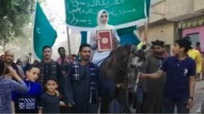 رايات خضراء وزغاريد.. أهالى قرية بأسيوط يزفون طفلة حفظت القرآن على ظهر حصان