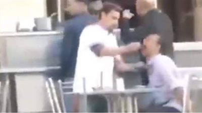 وصفوهم بالشعب الجدع.. نشطاء عرب يتفاعلون مع بائع مصري يُطعم معاقا | فيديو