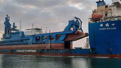 تعيين مجموعة من كبار مرشدى قناة السويس خلال عبور حاملة الكراكة مهاب مميش