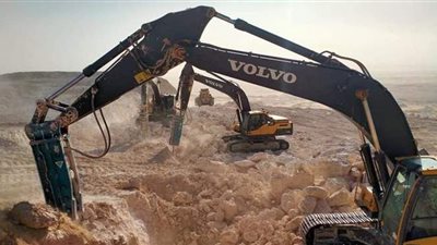 بدء العمل بمشروع تعديل مسار النقب بطريق الخارجة أسيوط