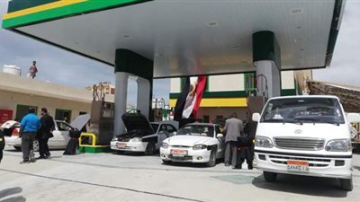 محافظ شمال سيناء يفتتح محطة جديدة لتموين السيارات بالغاز | صور