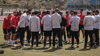 موسيماني يعقد محاضرة فنية مع لاعبي الأهلي قبل بداية المران