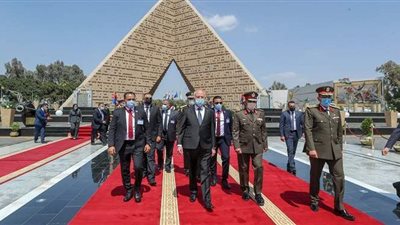 رئيس تونس يضع أكاليل زهور على أضرحة ناصر والسادات والجندي المجهول | صور