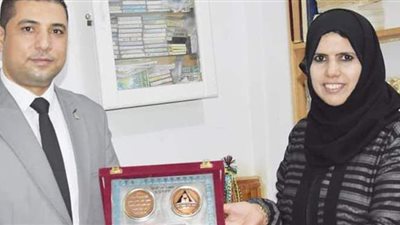 تكريم مواطنة بدوية نجحت في محو أمية 700 سيدة وفتاة بمطروح | صور