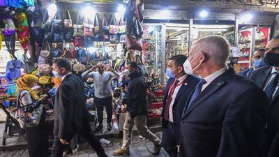 رئيس تونس يتجول في شوارع القاهرة التاريخية | صور