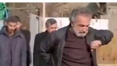 أب يرقص في جنازة ابنته ويثير الجدل على السوشيال ميديا | فيديو