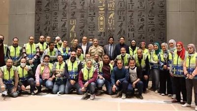 مدير مشروع المتحف الكبير يلتقي عاملي تثبيت آثار توت عنخ آمون