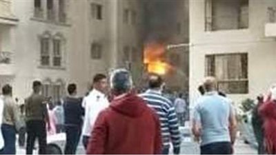 إخماد حريق هائل نشب داخل عقار سكنى بجوار الطريق الدائري بالقاهرة| صور