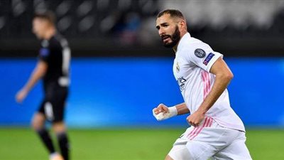 كريم بنزيما يحرز الهدف الأول لريال مدريد أمام برشلونة