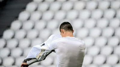 هل اقترب من الرحيل؟.. رونالدو يلقي قميص يوفنتوس على الأرض