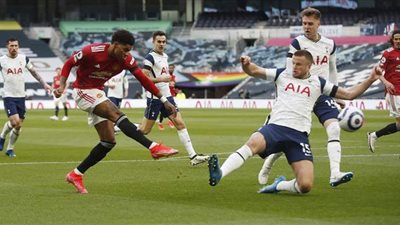 مانشستر يونايتد يثأر من توتنهام بثلاثية ويبتعد بوصافة الدوري الإنجليزي