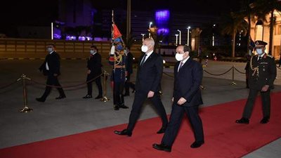 5 صور ترصد توديع السيسي للرئيس التونسي بمطار القاهرة