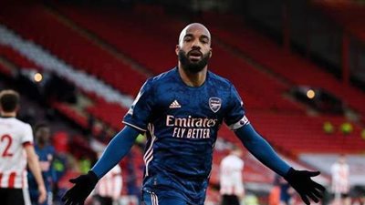 لاكازيت يقترب من معادلة رقم محمد صلاح المميز في الدوري الإنجليزي