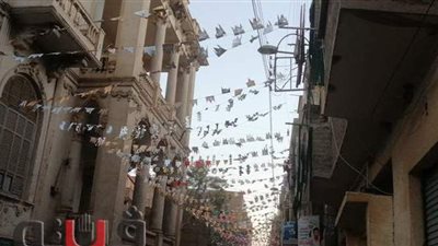 قصاقيص ورق واللصق عجينة.. زينة زمان تغزو شوارع قوص l صور