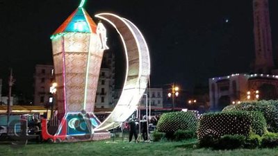 بطول 15 مترا.. فانوس رمضان يزين ميدان رمسيس | صور