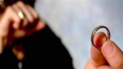 عامل يطلق زوجته أمام المحكمة بعد إتمام الصلح