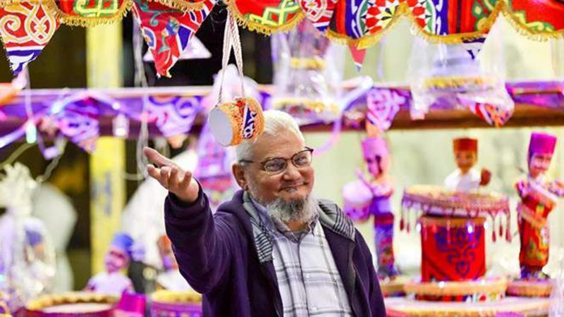الفوانيس تزين الشوارع