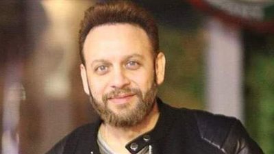 بالتزامن مع عرض مسلسله فارس بلا جواز.. مصطفى قمر يعلن وفاة خال زوجته