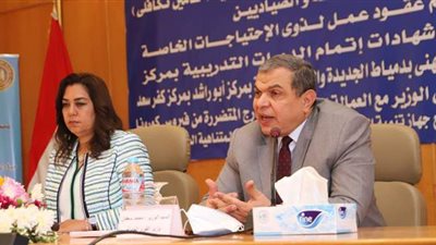 سعفان ومحافظ دمياط يلتقيان العمالة العائدة من الخارج