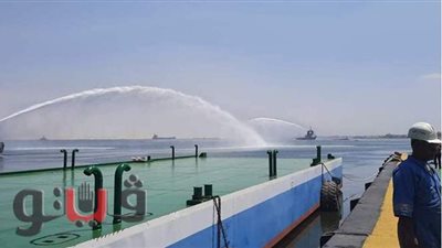 قاطرات قناة السويس تطلق أبواقها احتفالا بانضمام الكراكة مهاب مميش | صور