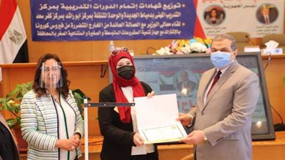 سعفان ومحافظ دمياط يسلمان 50 متدربا شهادات إتمام التدريب