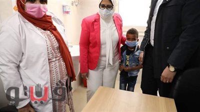 وزيرة الصحة تلتقط صورا تذكارية مع طفل بمنظومة التأمين في الأقصر | صور