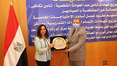 وزير القوى العاملة ومحافظ دمياط يتبادلان الدروع