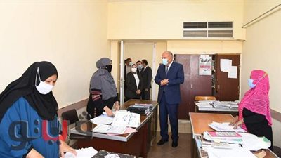 محافظ قنا يهنئ العاملين بالديوان العام بمناسبة حلول رمضان | صور