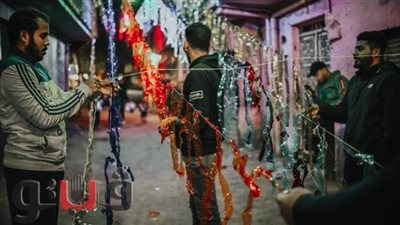 شباب شبرا الخيمة يستعدون لاستقبال رمضان بالزينة السلوفان وفروع النور |صور