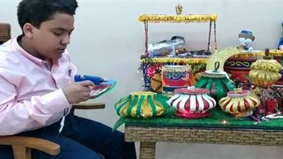 الأقباط يشاركون المسلمين فرحة رمضان.. أندرو يصنع ويعلق الزينة والفوانيس.. يحيي العادات والتقاليد ويحفظ الأغاني الرمضانية |صور