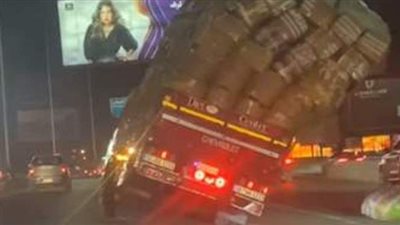 واقعة غريبة.. انقلاب سيارة على الدائري يثير غضب «السوشيال ميديا» |فيديو