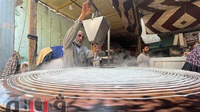 تبدأ بـ 20 جنيها.. أسعار الكنافة والقطايف تجذب المواطنين في ليلة رمضان| صور