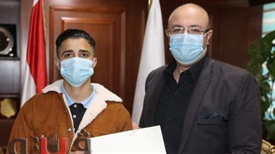 محافظ بني سويف يكرم الفائز بكأس «العباقرة»