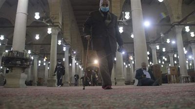 توافد المصلين على مسجد عمرو بن العاص لأداء صلاة التراويح| صور