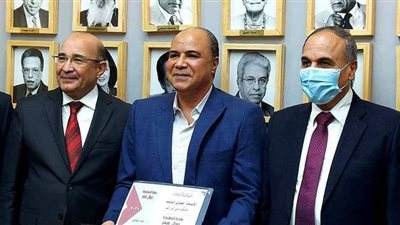 صبري الديب يتسلم جائزة نوال عمر