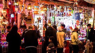 في أول ليالي رمضان.. إقبال متزايد على الفوانيس والزينة بمطروح | صور