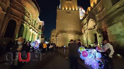 أجواء رمضان في شارع المعز ترسم البهجة على وجوه المصريين | صور