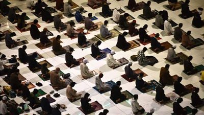 تختلف الجنسيات وتتعالى الأصوات بالدعاء.. أول صلاة تراويح في الأزهر | صور