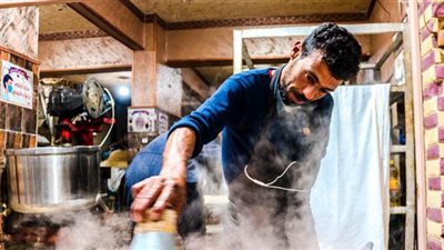 مظاهر رمضان «شكل تاني».. إقبال على بائعي الكنافة والقطايف بمطروح | فيديو