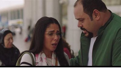 لعبة نيوتن.. هل معاملة محمد ممدوح لمنى زكي سبب سفرها لأمريكا؟