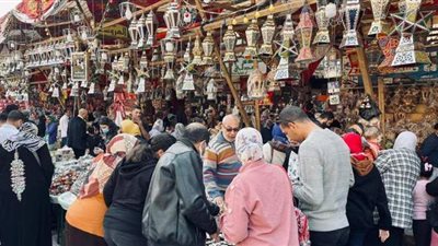 فرحة وزينة.. شوارع القاهرة تتحدى كورونا وتضج بالزحام ليلة الشهر الكريم | فيديو وصور