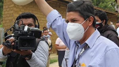 مدرس يحقق مفاجأة بتصدره نتائج الانتخابات الرئاسية في البيرو