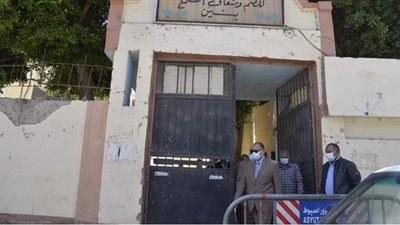 لتغيبهم عن العمل.. إحالة العاملين بمدرسة الأمل للصم بأسيوط للتحقيق | فيديو