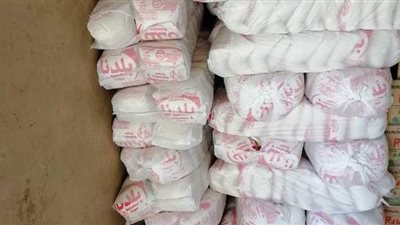 إحباط محاولة بيع 1.9 طن سكر و420 عبوة زيت تموينى بالسوق السوداء بالجيزة