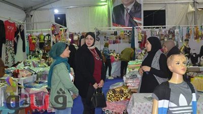 إقبال على السلع بمعرض 