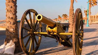 في عامه الـ 67.. مدفع رمضان يزين كورنيش مرسى مطروح | فيديو وصور