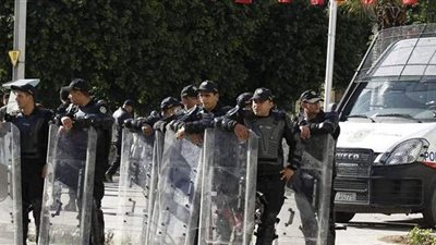 بعد وفاة شابين.. عدد من الأهالي في تونس يحرقون مركز شرطة وسيارة أمنية
