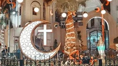 هلال رمضان يحتضن الصليب بكنيسة الأمير تادرس بالمنيا